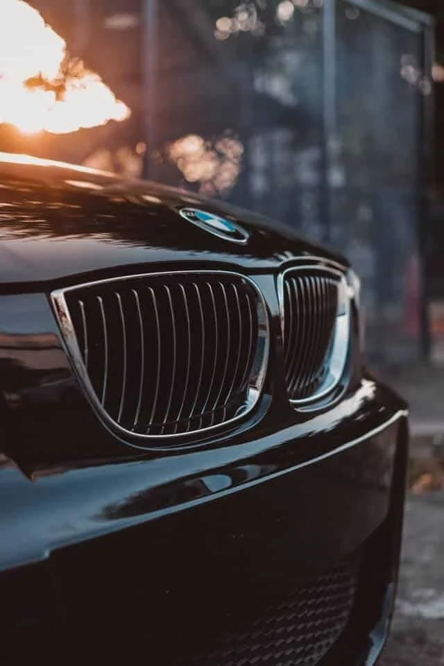BMW Kühlergrill im Abendlicht